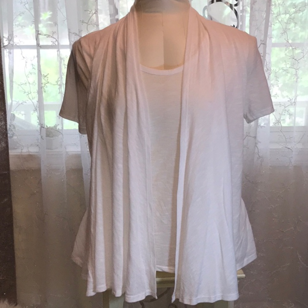 Short sleeve white top 🐼